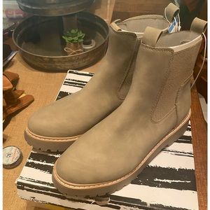 Dolce Vita Chelsea Boot, New, size 9